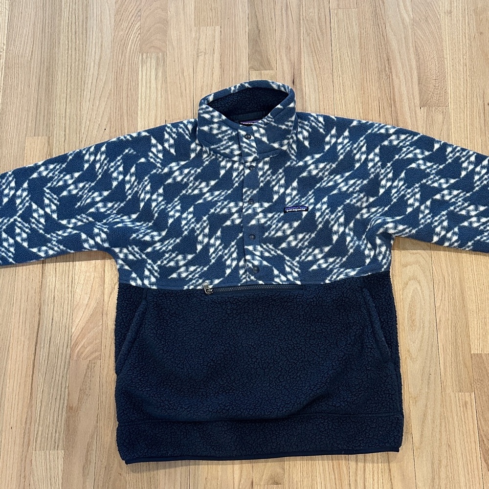Patagonia Men's Blue and White Patterned Zip Up Sweater